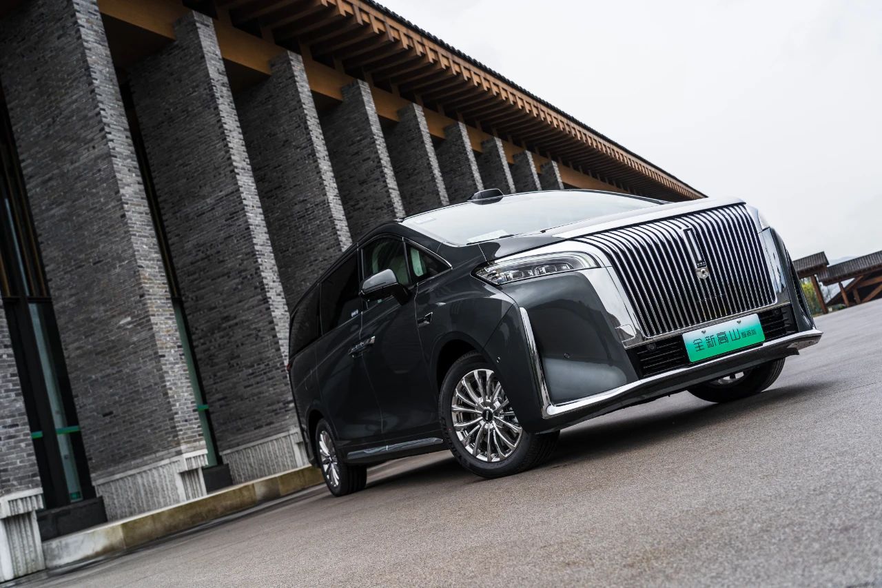 3米14轴距，全系电混四驱！三排都能翘二郎腿，里子面子都有了！